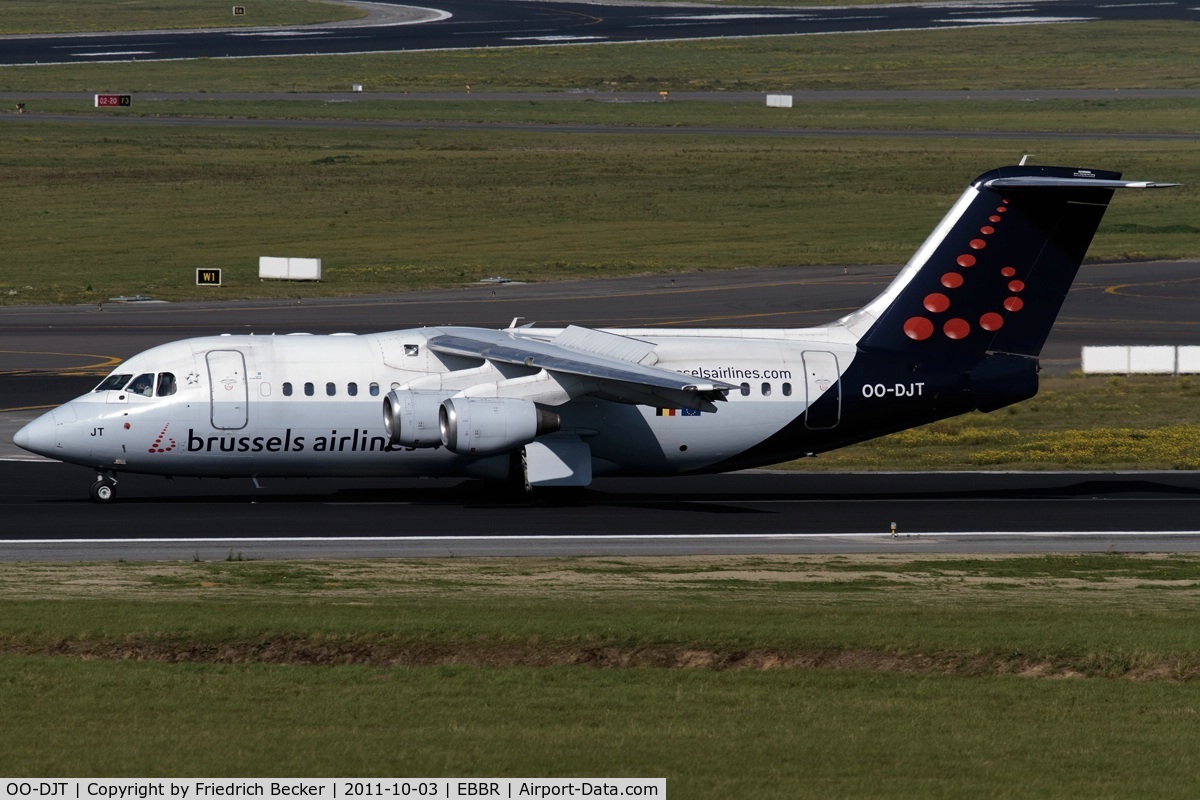 OO-DJT, 1996 British Aerospace Avro 146-RJ85 C/N E.2294, decelerating after touchdown