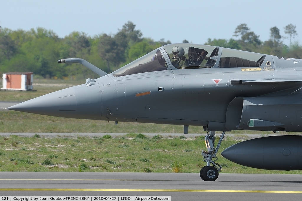 121, Dassault Rafale C C/N 121, au roulage pour la 05