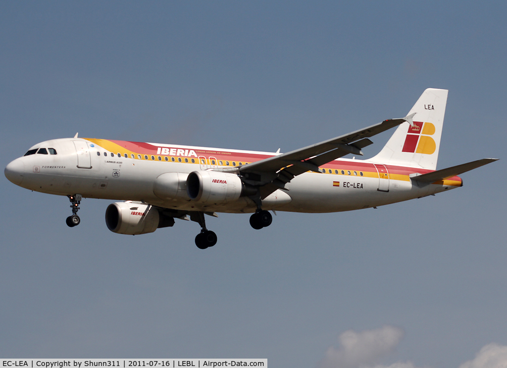 EC-LEA, 1999 Airbus A320-214 C/N 1099, Landing rwy 25R