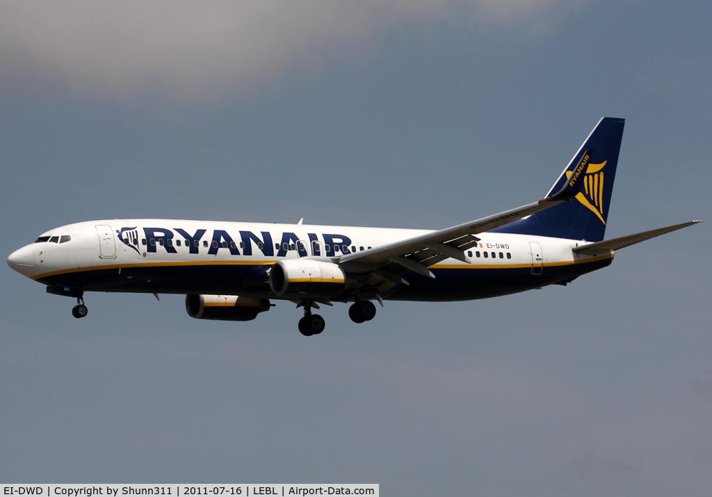 EI-DWD, 2007 Boeing 737-8AS C/N 33642, Landing rwy 25R