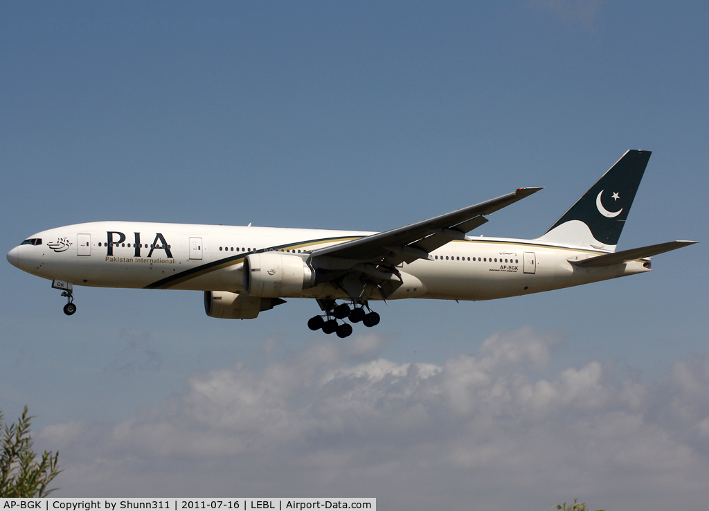 AP-BGK, 2004 Boeing 777-240/ER C/N 33776, Landing rwy 25R