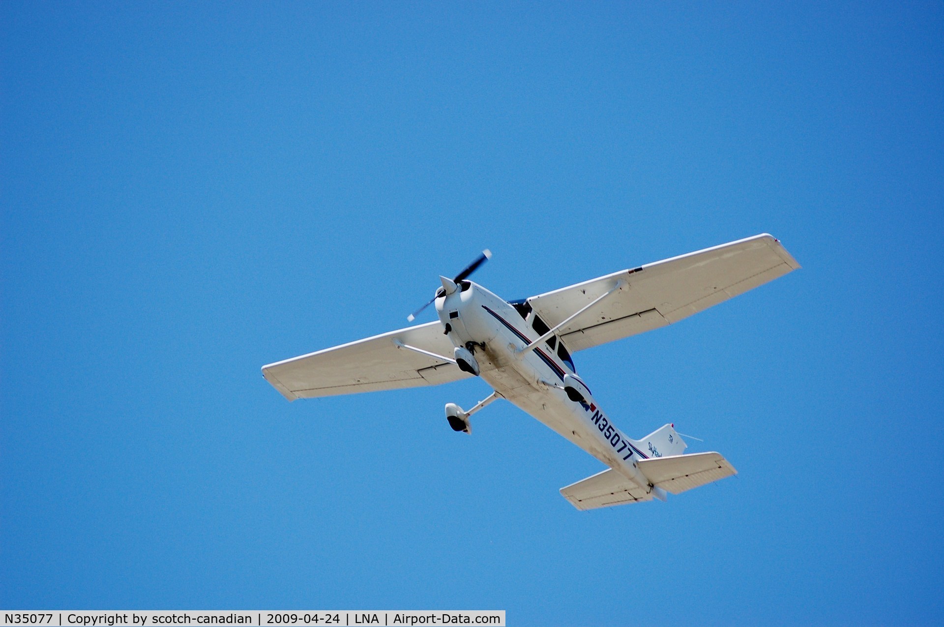 N35077, 2001 Cessna 172R C/N 17281062, 2001 Cessna 172R N35077 at Palm Beach County Park Airporrt, Lantana, FL