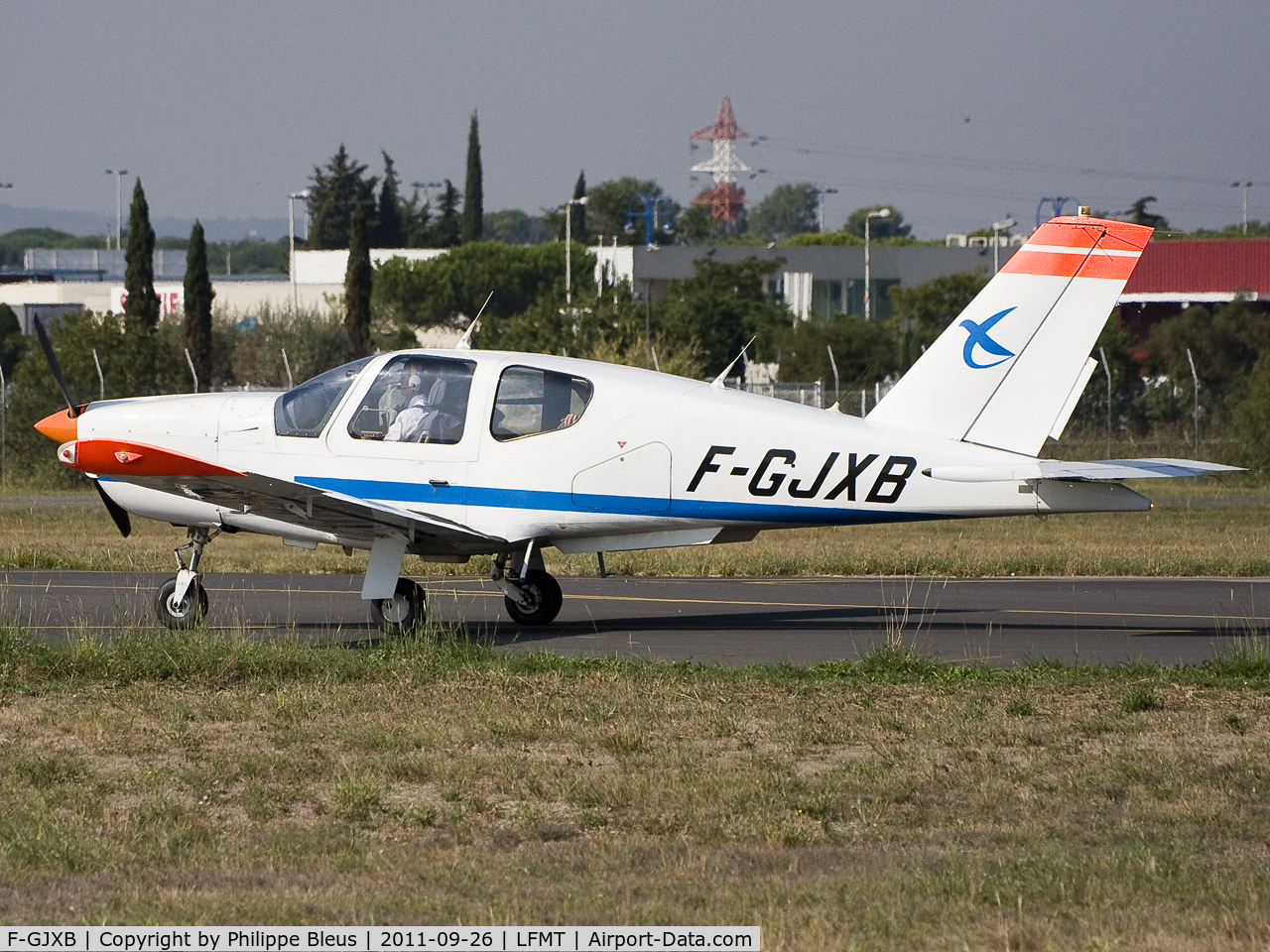 F-GJXB, 1991 Socata TB-20 C/N 1304, On taxiway Romeo, approaching taxiway Sierra (main taxiway of rwy 31L/13R = the secundary runway, dedicated to flying clubs and flying schools).