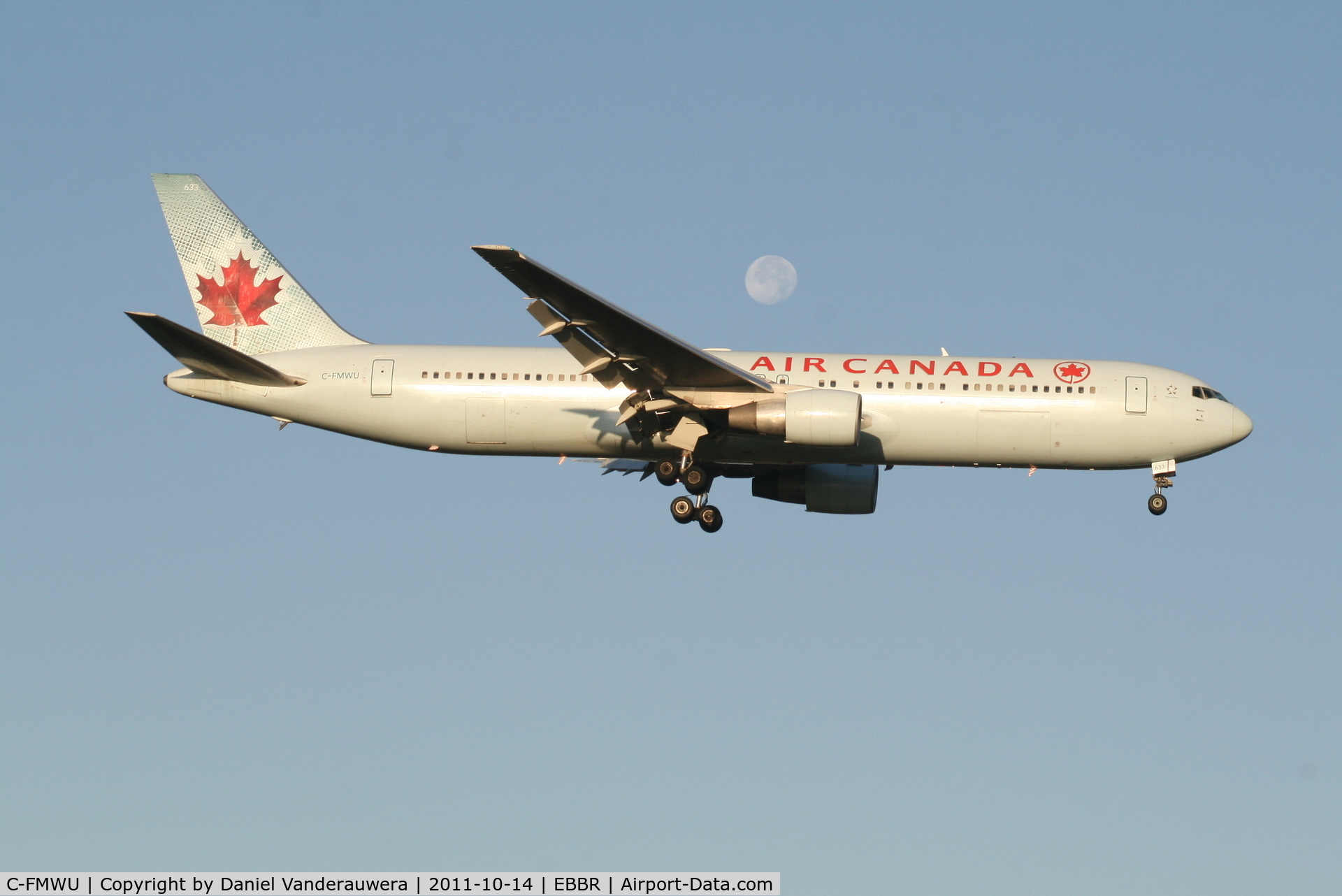 C-FMWU, 1995 Boeing 767-333 C/N 25585, Early arrival of flight AC832 to RWY 02