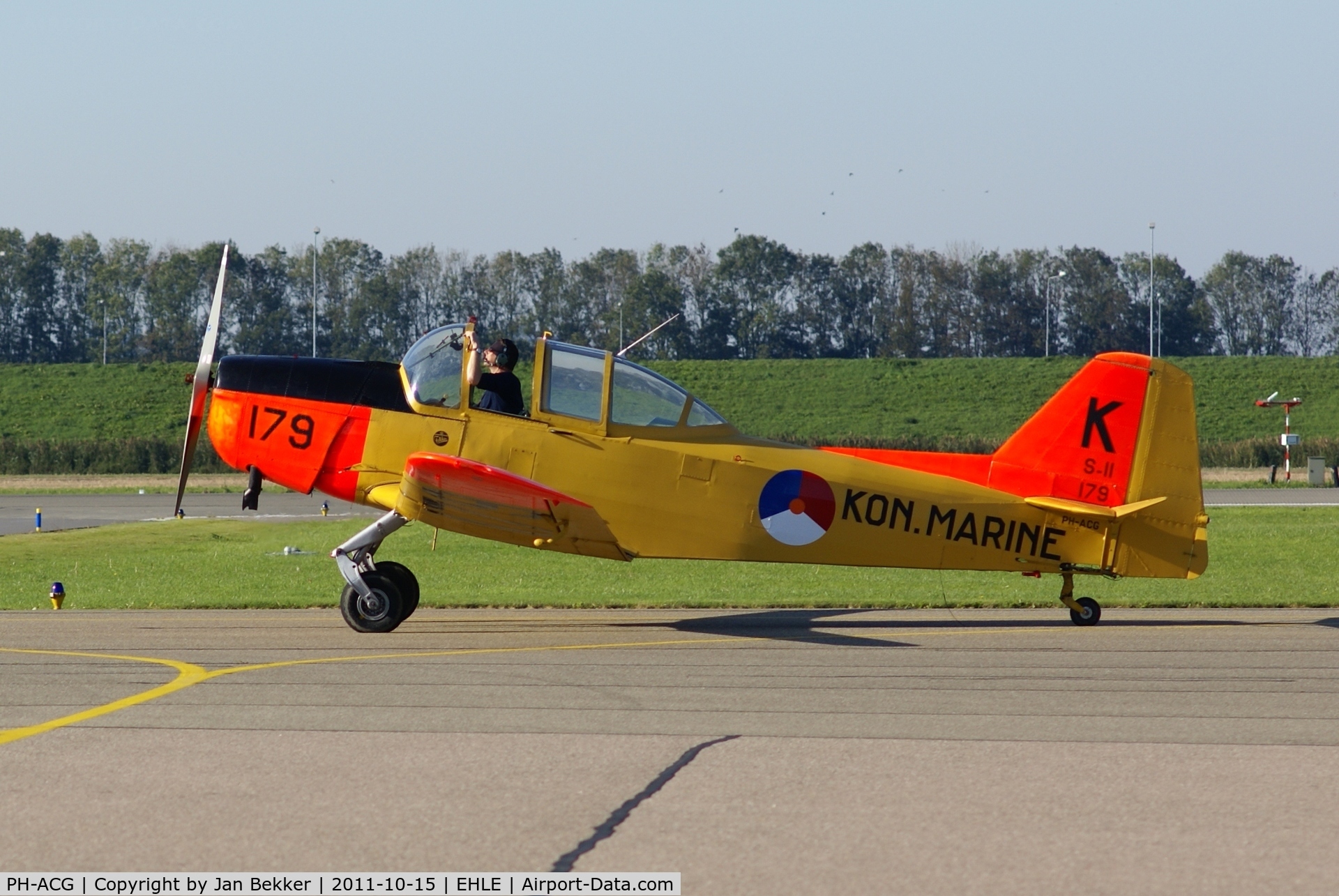 PH-ACG, Fokker S.11-1 Instructor C/N 6279, Heading to the runway for take off