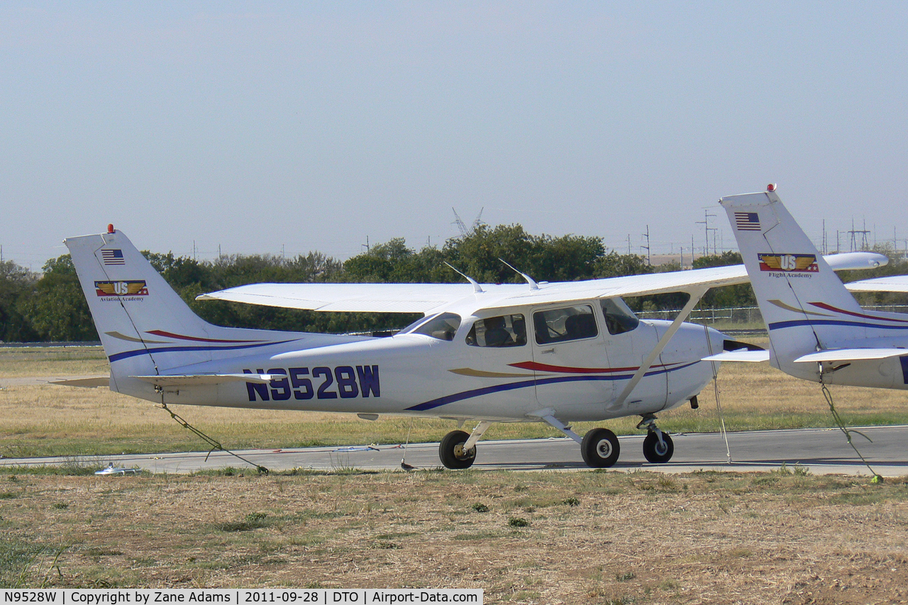 N9528W, 1998 Cessna 172R C/N 17280467, At Denton Municipal Airport