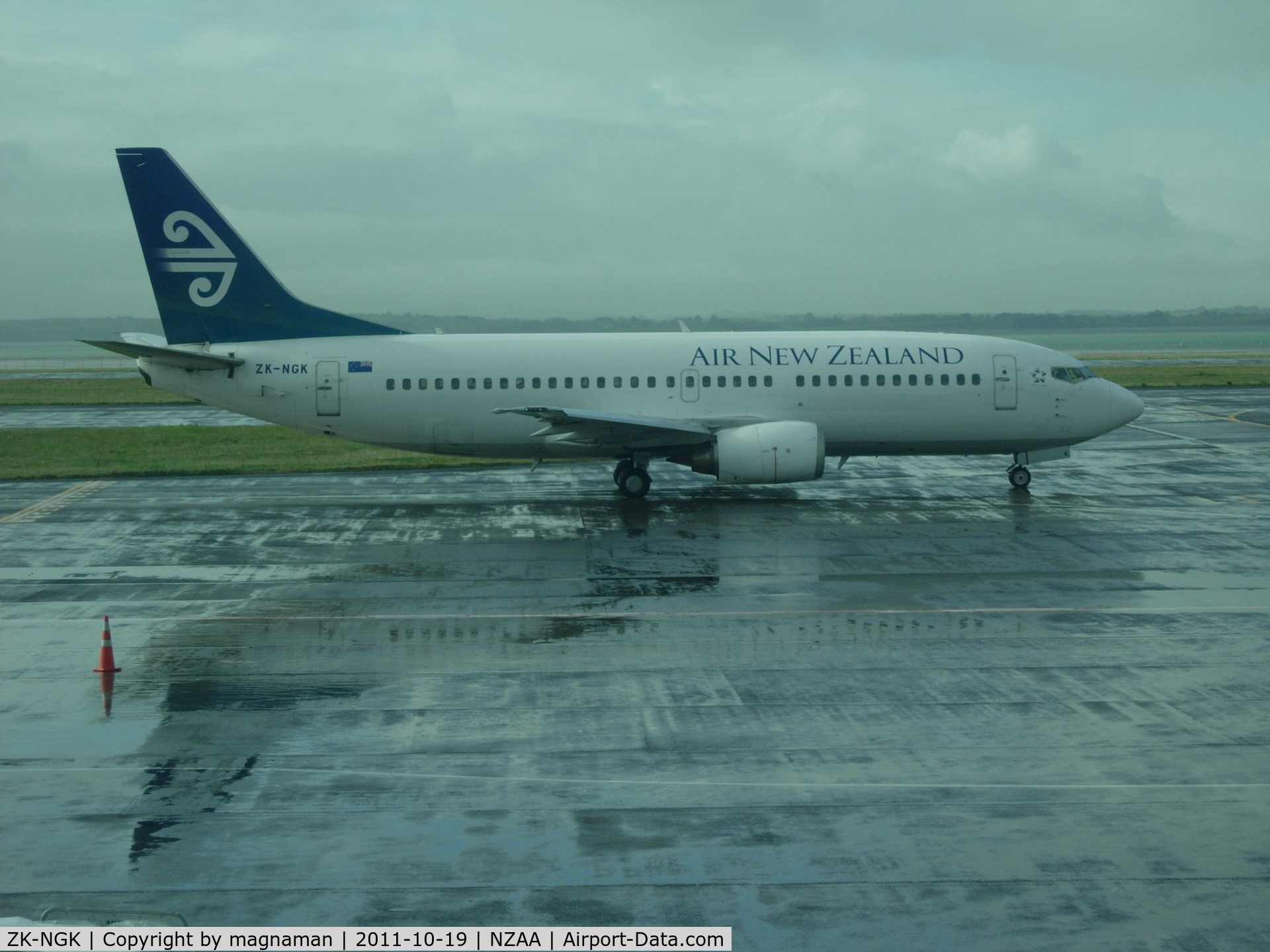 ZK-NGK, 1995 Boeing 737-3K2 C/N 26318, Leaving Auckland in the rain - bound for Wellington.