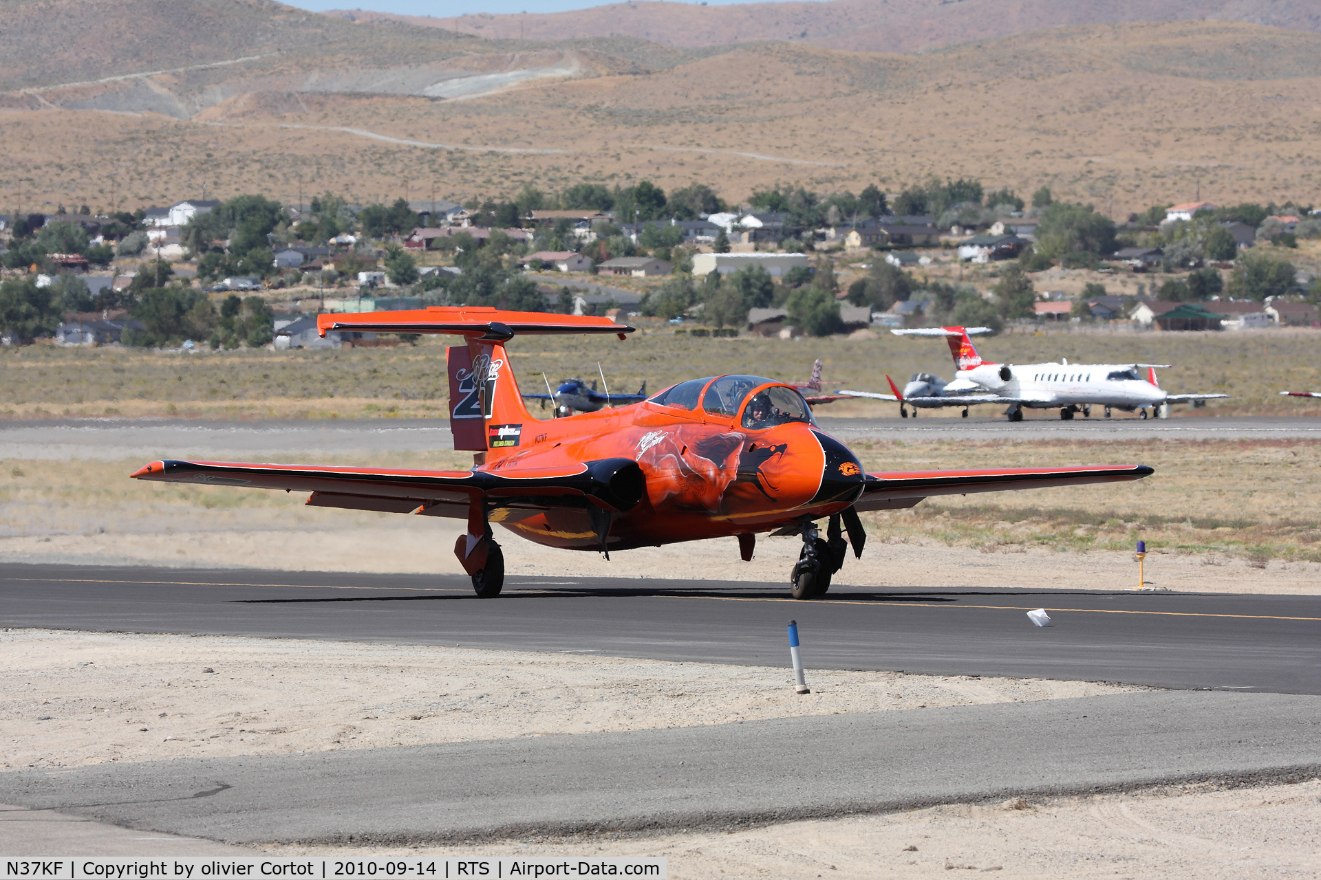 N37KF, Aero L-29 Delfin C/N 993233, returning to the pit, Reno 2010