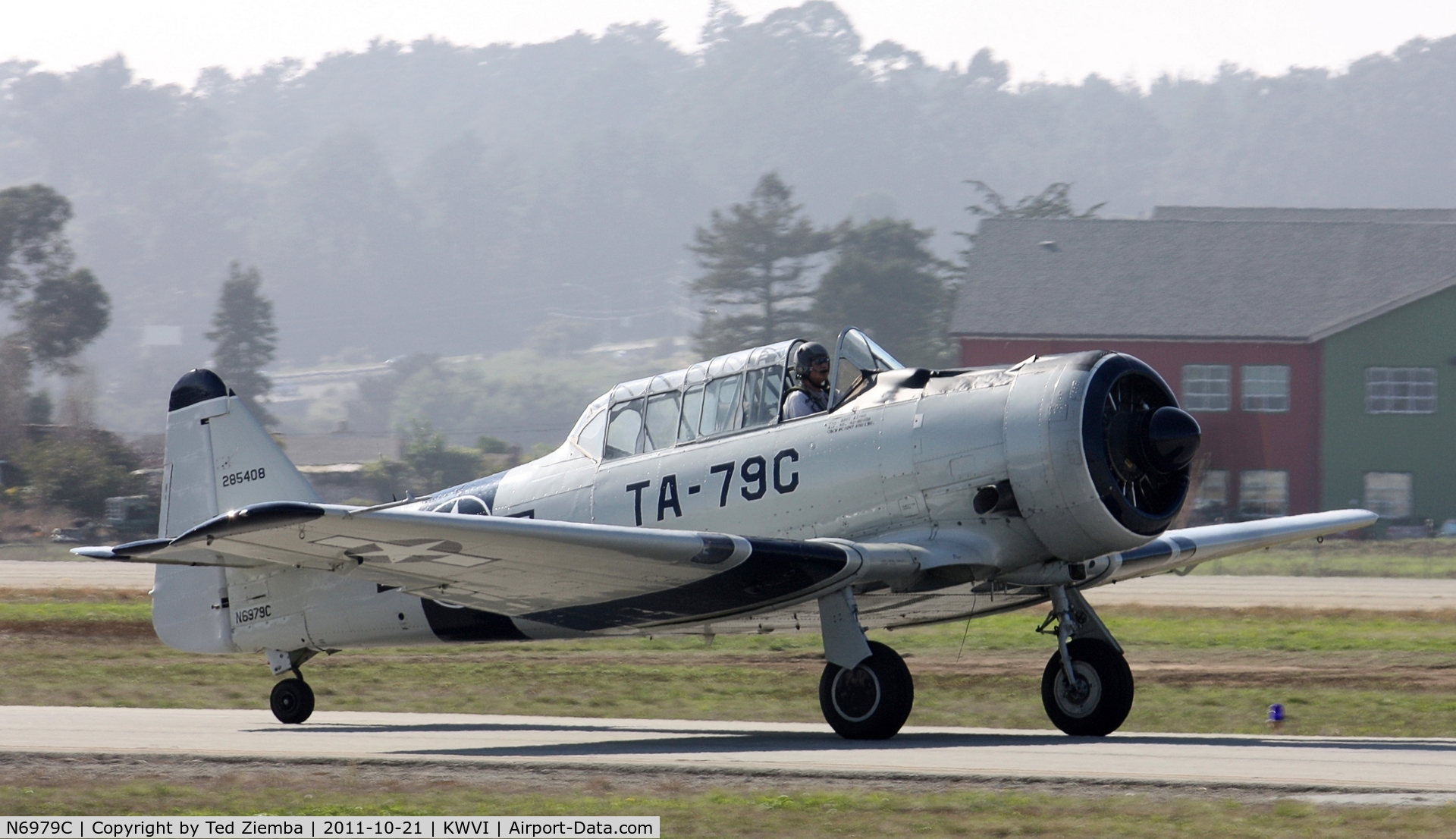 N6979C, North American AT-6D Texan C/N 42-85408, N6979C seen taxiing to runway 20, Watsonville airport.