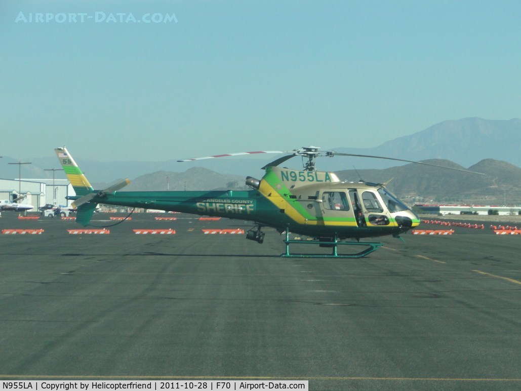N955LA, Eurocopter AS-350B-2 Ecureuil Ecureuil C/N 7018, Parked in transient parking with door open