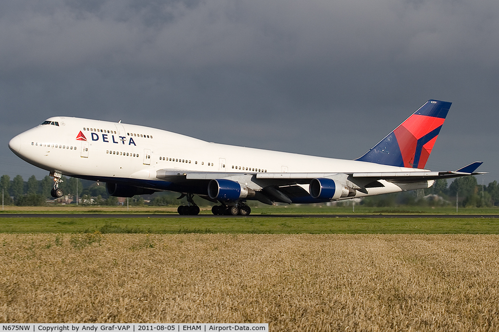 N675NW, 2002 Boeing 747-451 C/N 33001, Delta Airlines 747-400