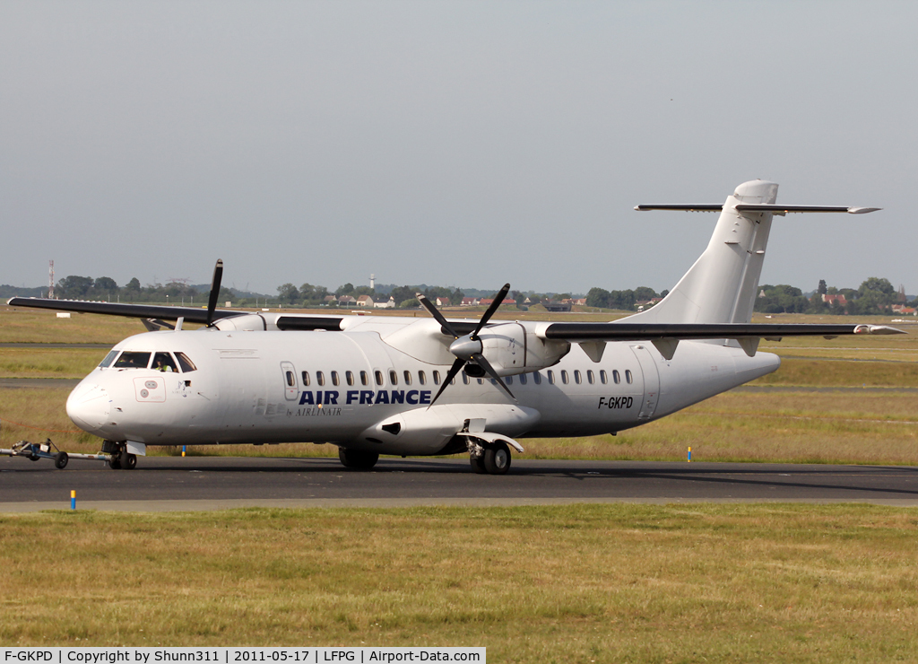 F-GKPD, 1990 ATR 72-202 C/N 177, Taxiing to the Air France maintenance area...