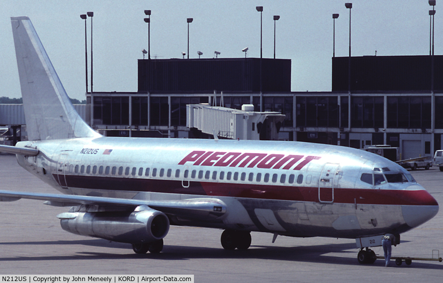N212US, 1969 Boeing 737-201 C/N 20212, Taxiing in - June 1989
