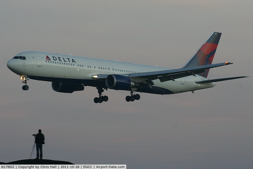 N178DZ, 2000 Boeing 767-332/ER C/N 30596, photographer on the mound at the 23R threshold at first light