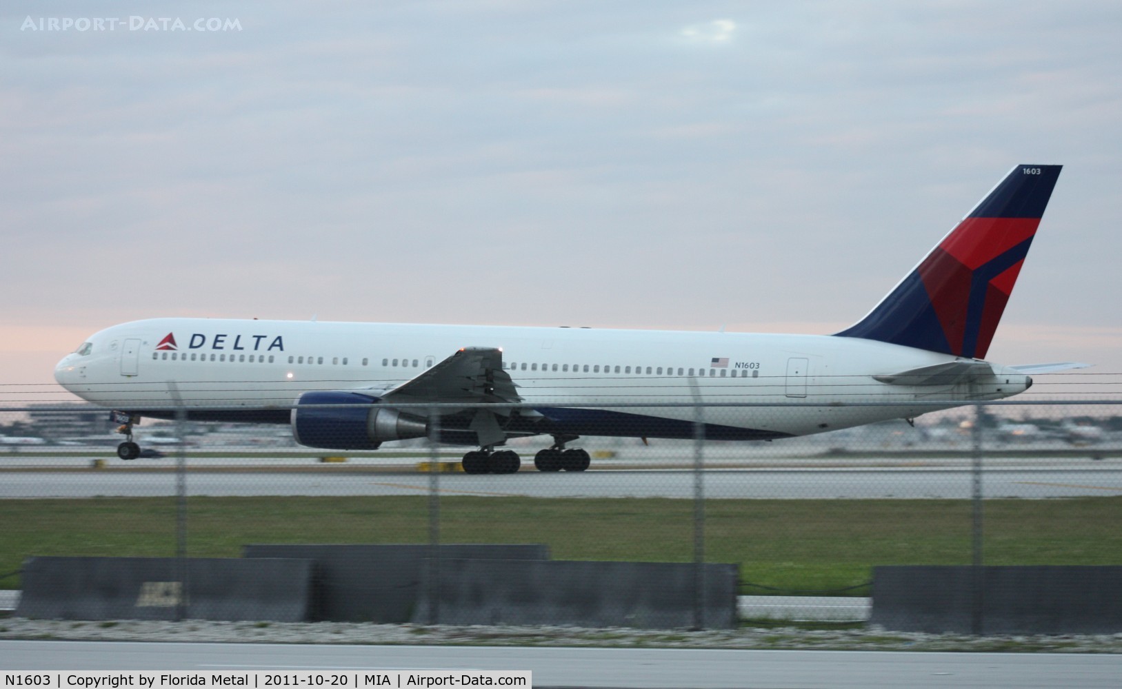 N1603, 1999 Boeing 767-332 C/N 29695, Delta 767