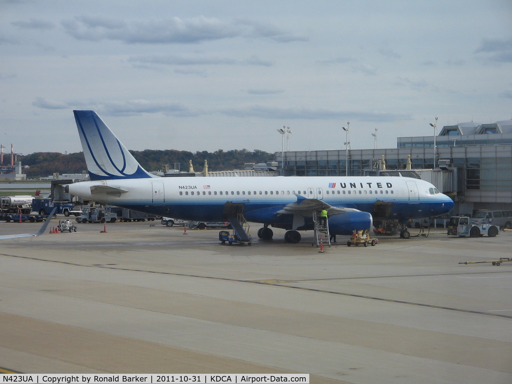 N423UA, 1995 Airbus A320-232 C/N 504, DCA, VA