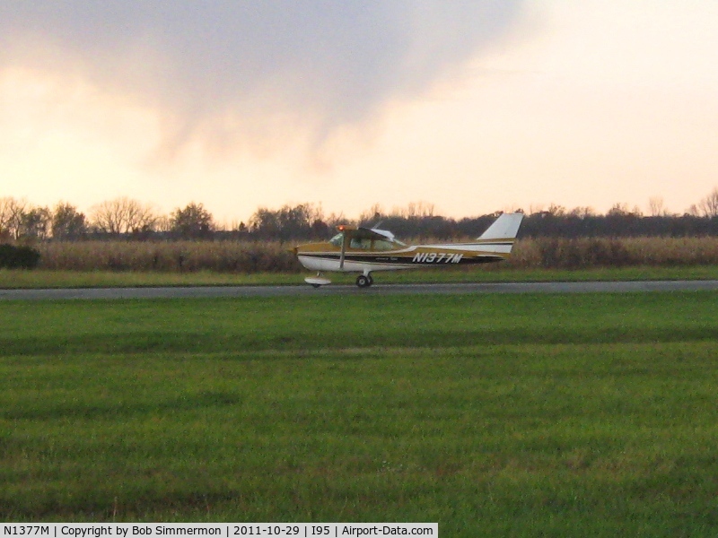 N1377M, 1972 Cessna 172L C/N 17260577, Departing RWY 22 - Kenton, Ohio