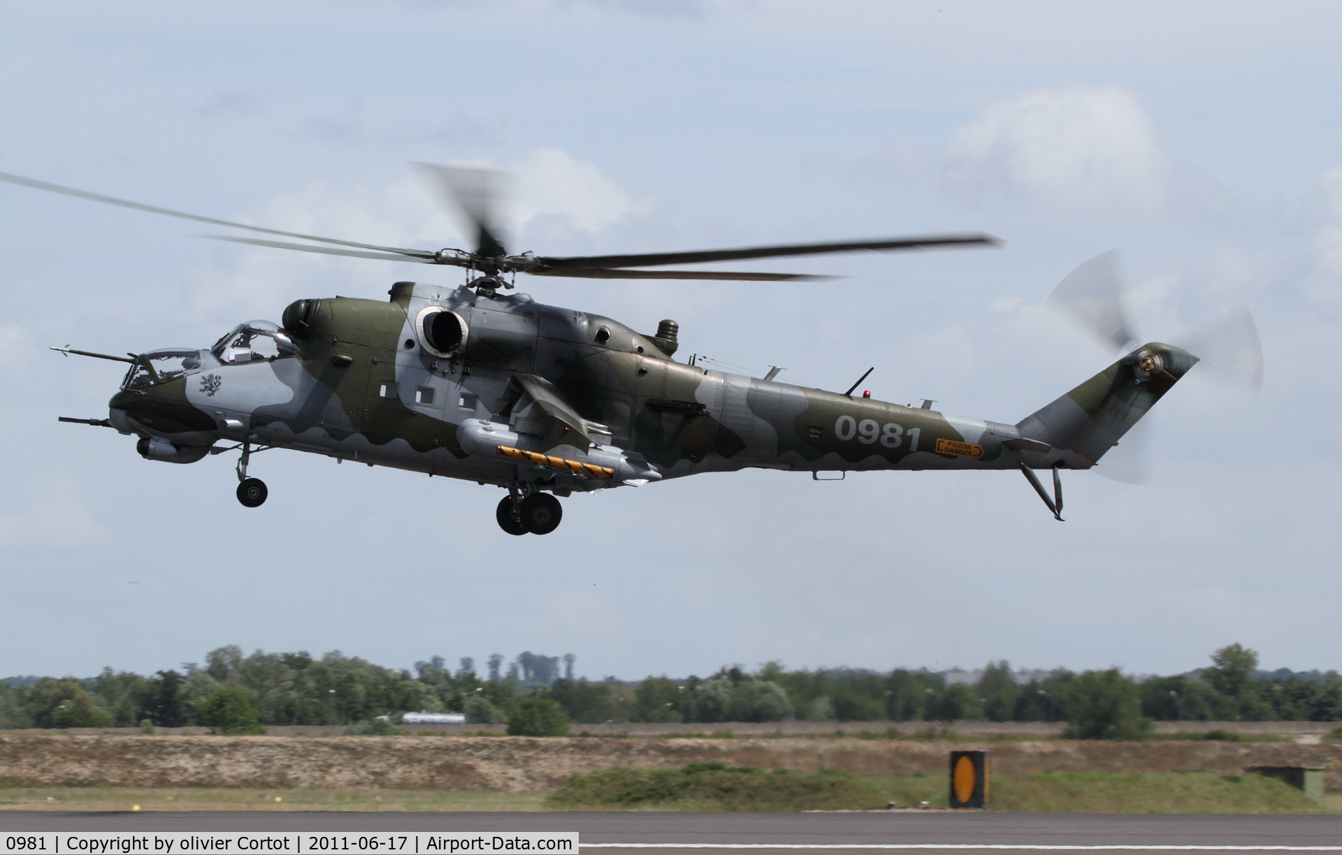 0981, Mil Mi-24V C/N 220981, Landing at Saint Dizier french AFB