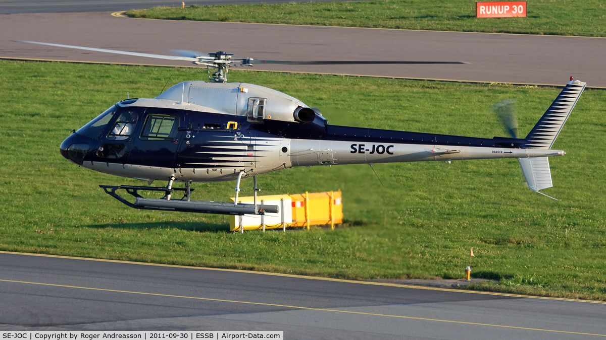 SE-JOC, Eurocopter AS-355N Ecureuil 2 C/N 5726, Taxiing to Grafair