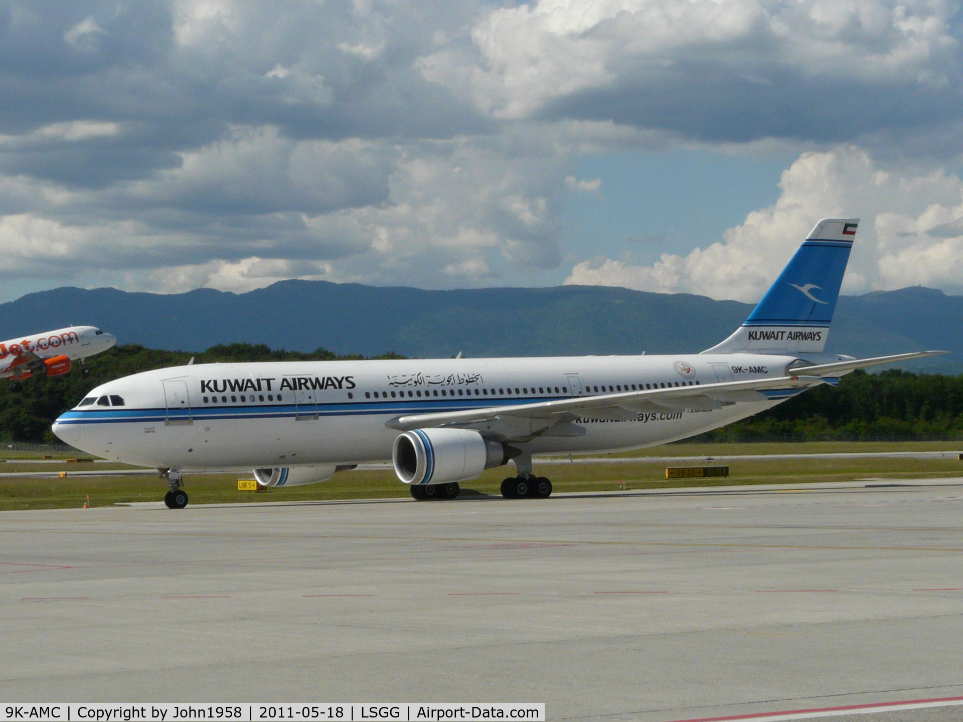 9K-AMC, 1993 Airbus A300B4-605R C/N 699, Taxying in