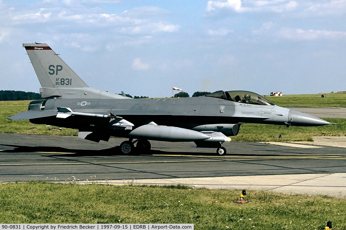 90-0831, 1990 General Dynamics F-16C Fighting Falcon C/N CC-31, taxying to the active