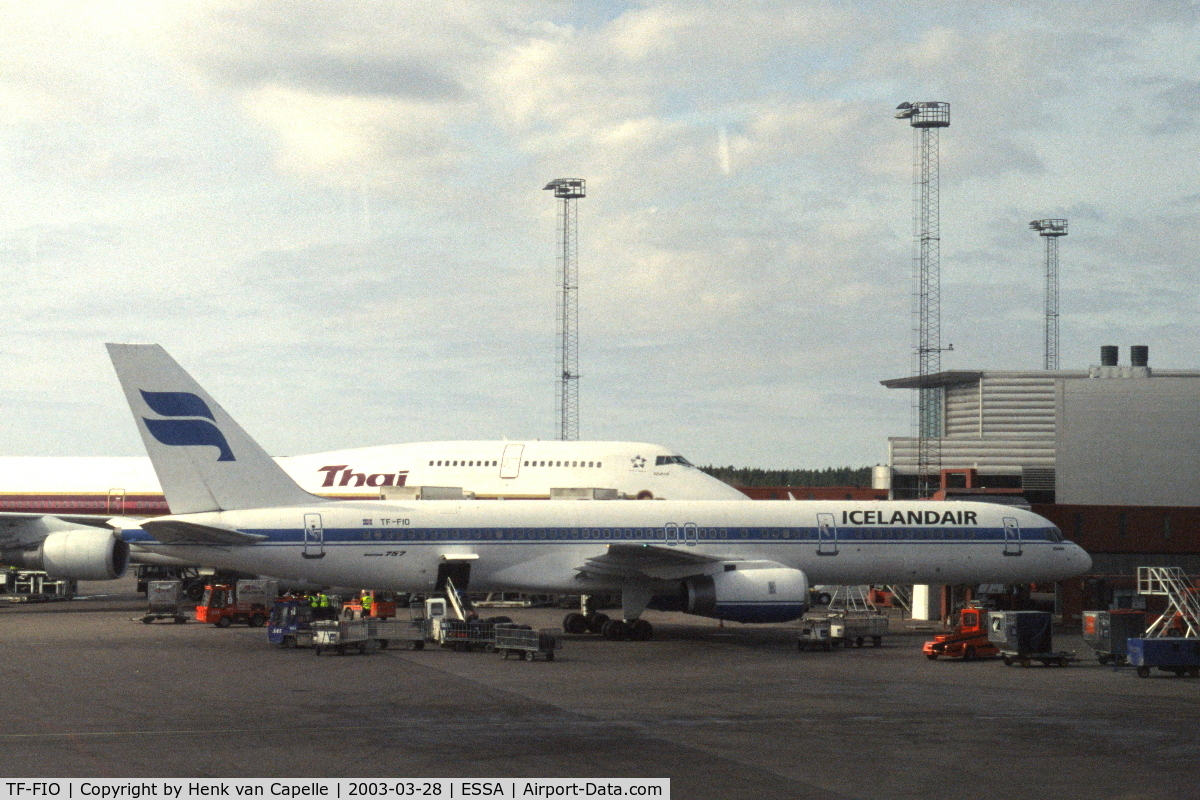 TF-FIO, 1999 Boeing 757-208 C/N 29436, Icelandair 757 at arlanda airport, Stockholm, in the old colour scheme (scanned slide)
