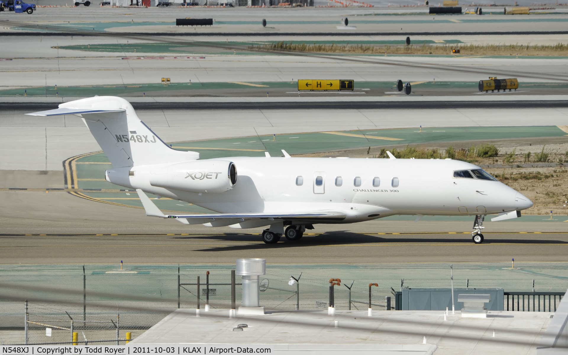 N548XJ, Bombardier Challenger 300 (BD-100-1A10) C/N 20301, Taxing at LAX