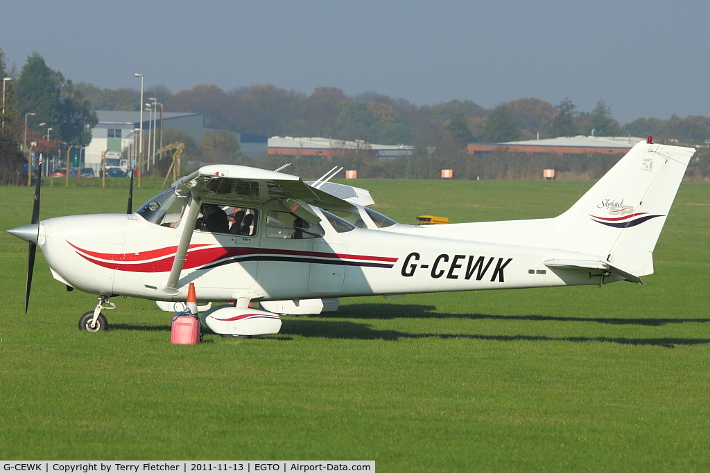 G-CEWK, 1999 Cessna 172S Skyhawk SP C/N 172S8294, Cessna 172S, c/n: 172S8294 at Rochester, Kent