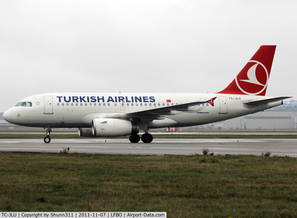 TC-JLU, 2011 Airbus A319-132 C/N 4695, Taxiing to the Terminal...