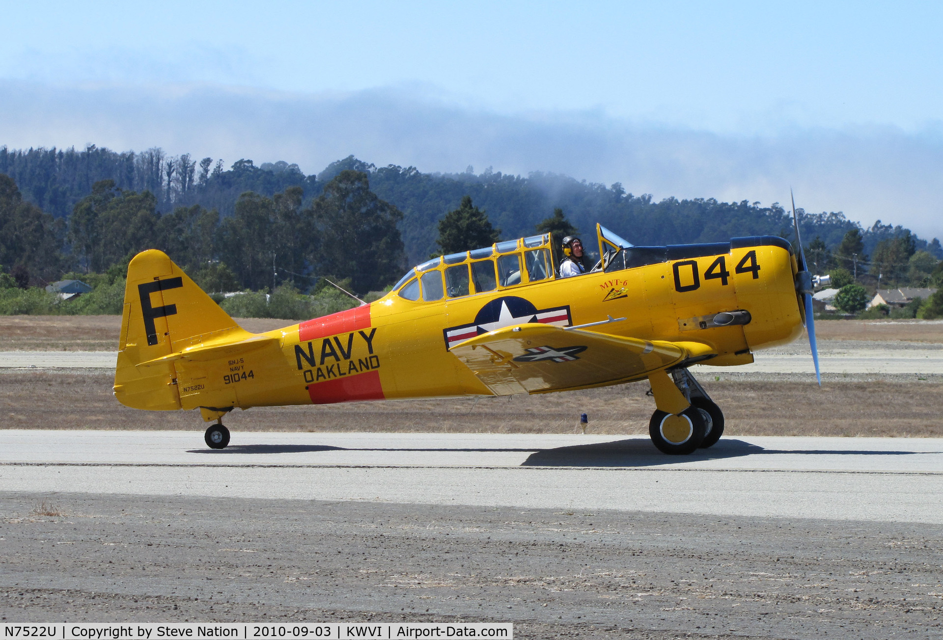N7522U, 1952 Canadian Car & Foundry Harvard MK IV C/N CCF4-214, 1952 CCF Harvard Mk IV painted as USN SNJ-5 BuAer 91044 F/044 Navy OAKLAND yellow cs & red band taxying @ Watsonville Fly-In