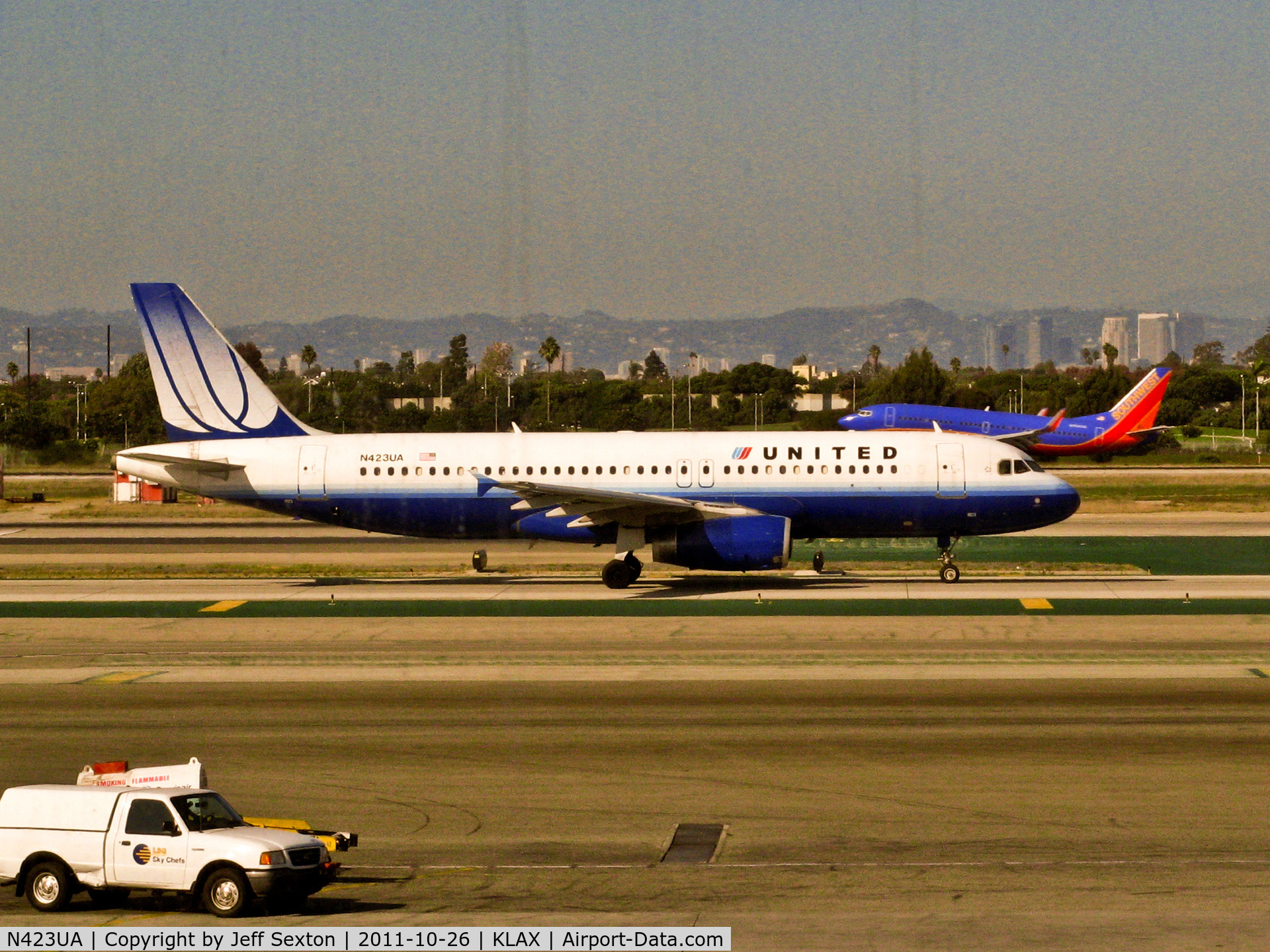 N423UA, 1995 Airbus A320-232 C/N 504, Taxiing at LAX