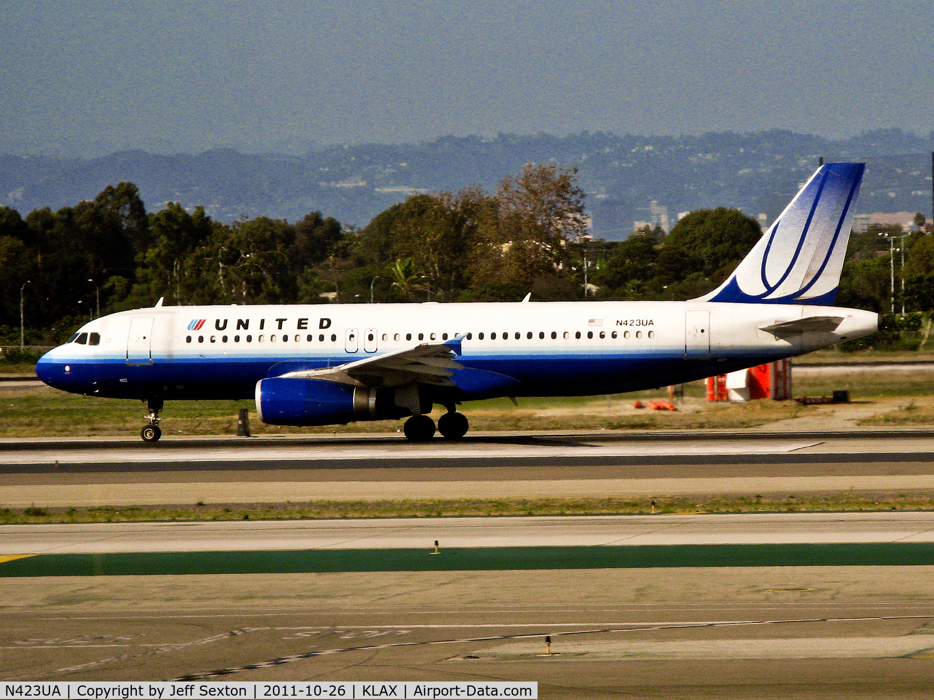 N423UA, 1995 Airbus A320-232 C/N 504, Take off from LAX