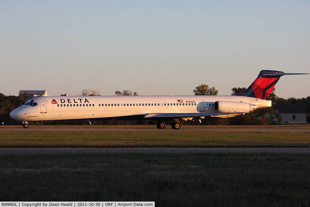N996DL, 1991 McDonnell Douglas MD-88 C/N 53363, Delta Air Lines N996DL (FLT DAL2148) starting takeoff roll on RWY 5 en route to Hartsfield-Jackson Atlanta Int'l (KATL).