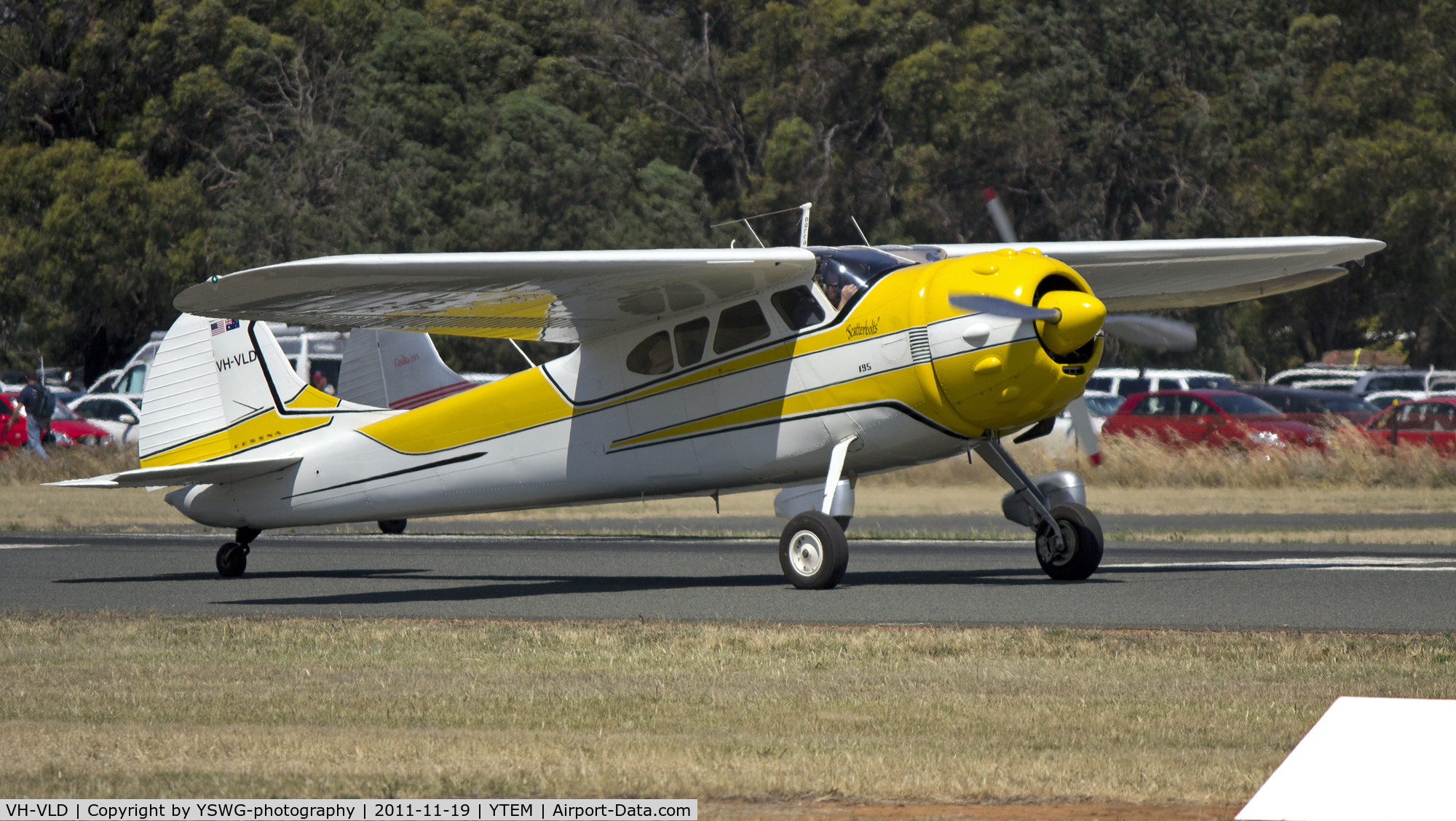 VH-VLD, 1953 Cessna 195B Businessliner C/N 16111, Cessna 195B getting ready for take off on Runway 36 during the Warbirds Downunder Airshow at Temora.