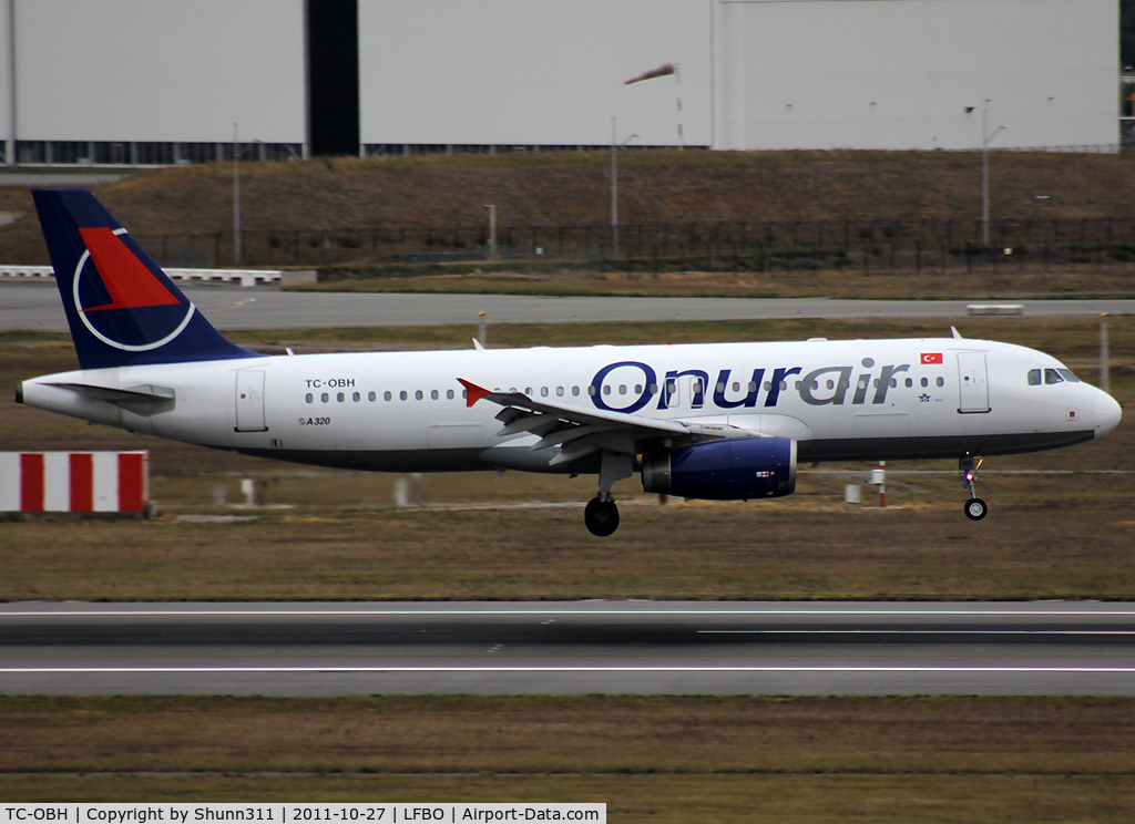 TC-OBH, 2001 Airbus A320-233 C/N 1482, Landing rwy 14R