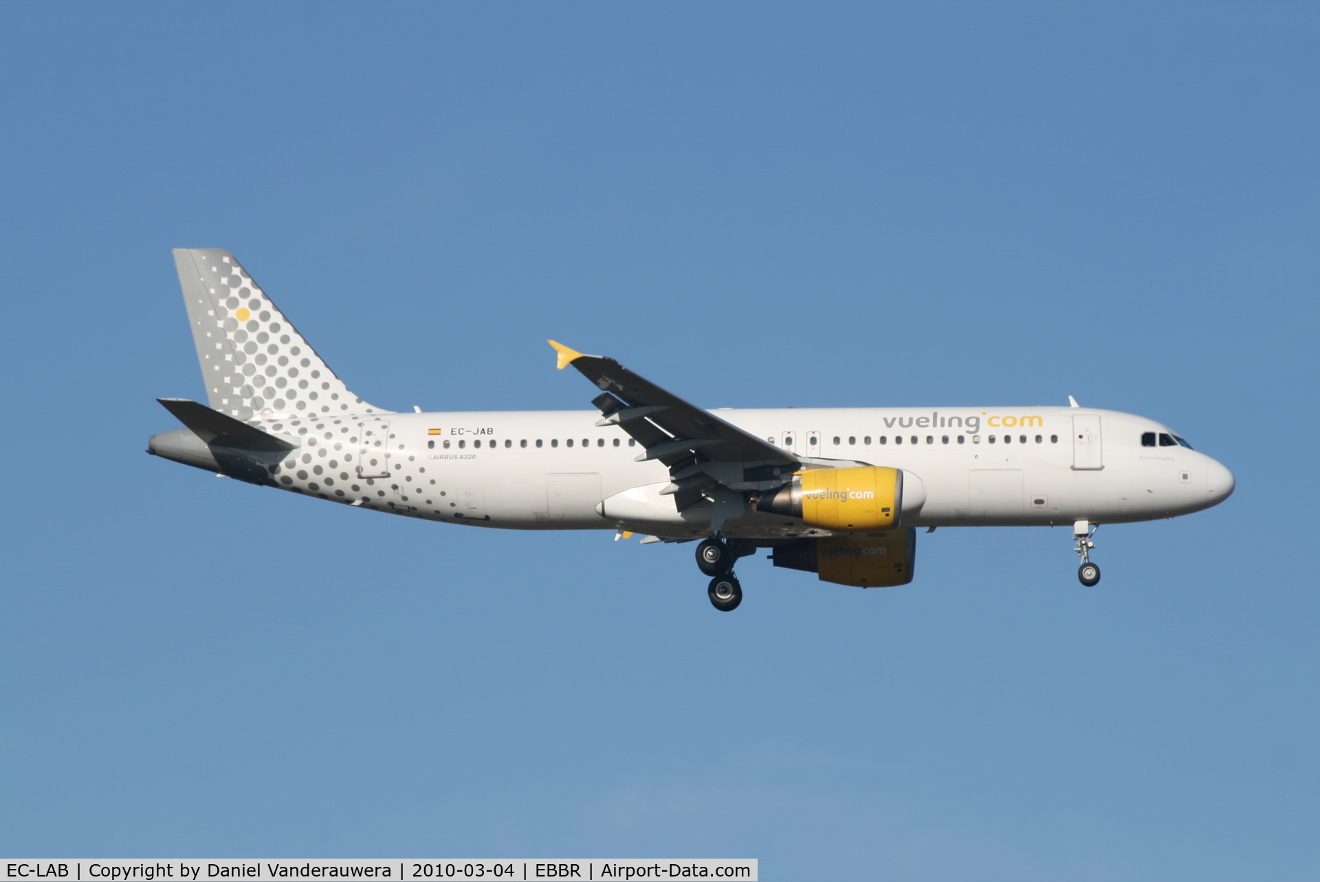 EC-LAB, 2006 Airbus A320-214 C/N 2761, Arrival of flight VY8920 to RWY 02