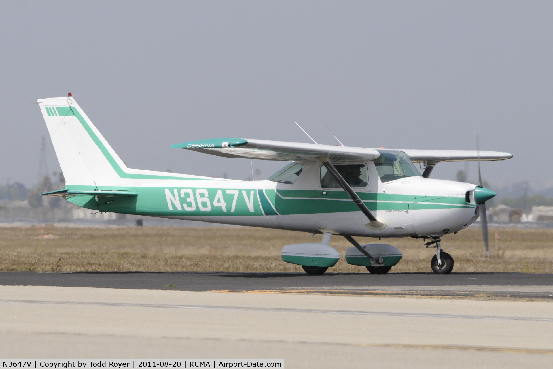 N3647V, 1975 Cessna 150M C/N 15076575, Taxi for departure
