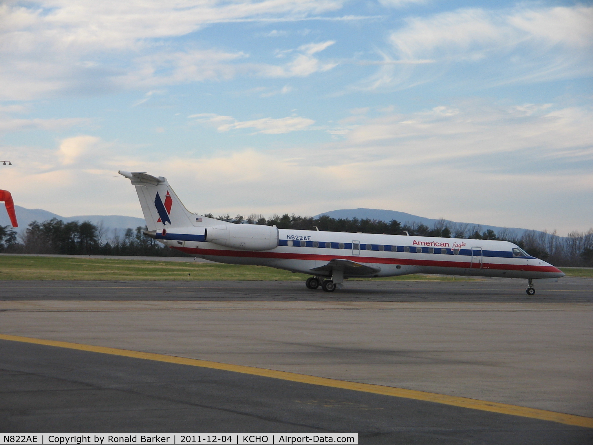 N822AE, 2002 Embraer ERJ-140LR (EMB-135KL) C/N 145581, AA 4380 arriving CHO