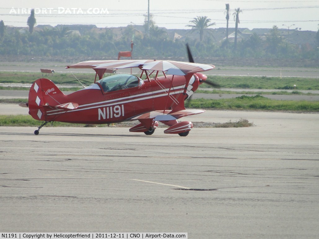 N1191, 1993 Aviat Pitts S-2B Special C/N 5284, Stopped and preflighting before entering taxiway Novemebr