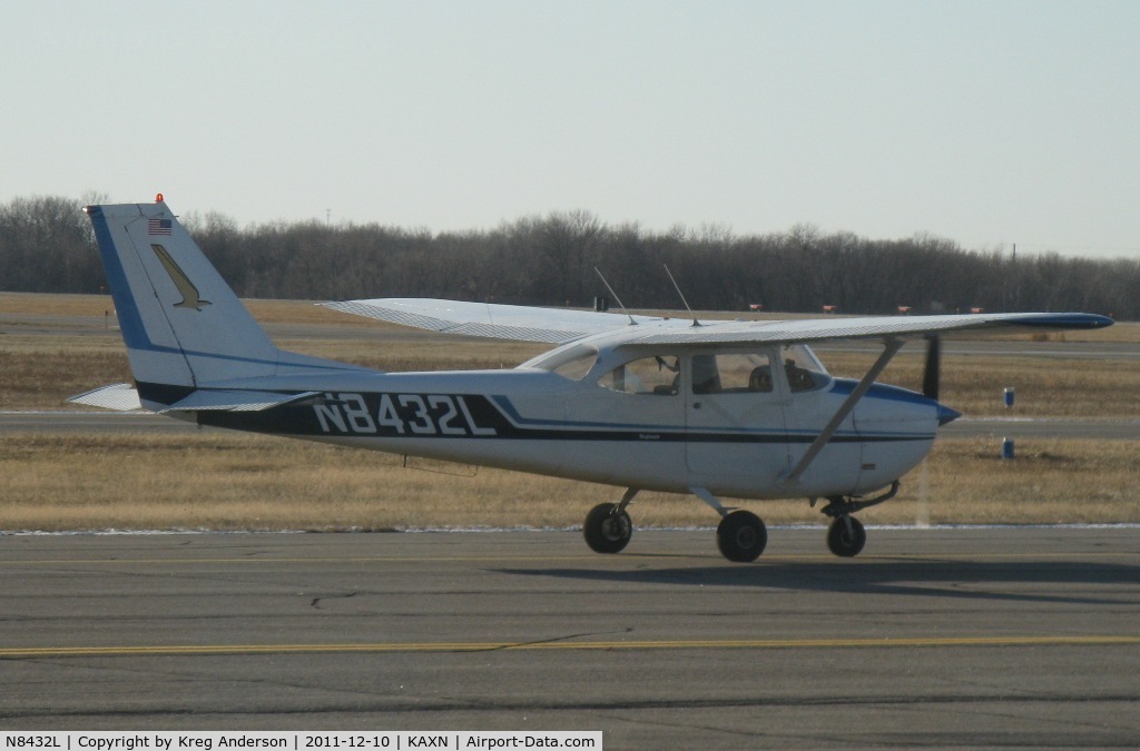 N8432L, 1968 Cessna 172I C/N 17256632, Cessna 172I Skyhawk taxiing to runway 22 for departure.
