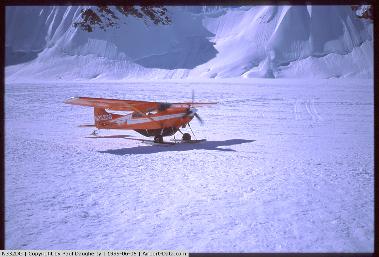 N332DG, 1976 Cessna A185F Skywagon 185 C/N 18503043, Doug Geeting taking off from the Southeast Fork of the Talkeetna Glacier after dropping off Paul Daugherty (Bluegrass Express) and Alex Villareal et. al.