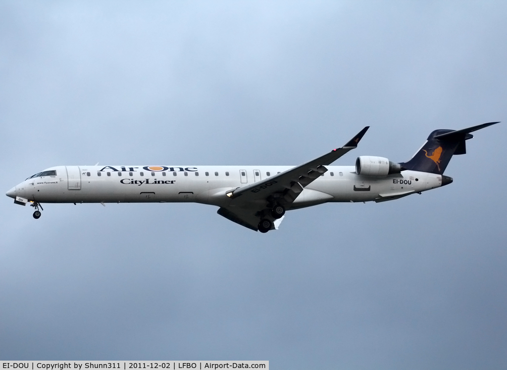 EI-DOU, 2006 Bombardier CRJ-900 (CL-600-2D24) C/N 15068, Landing rwy 32L
