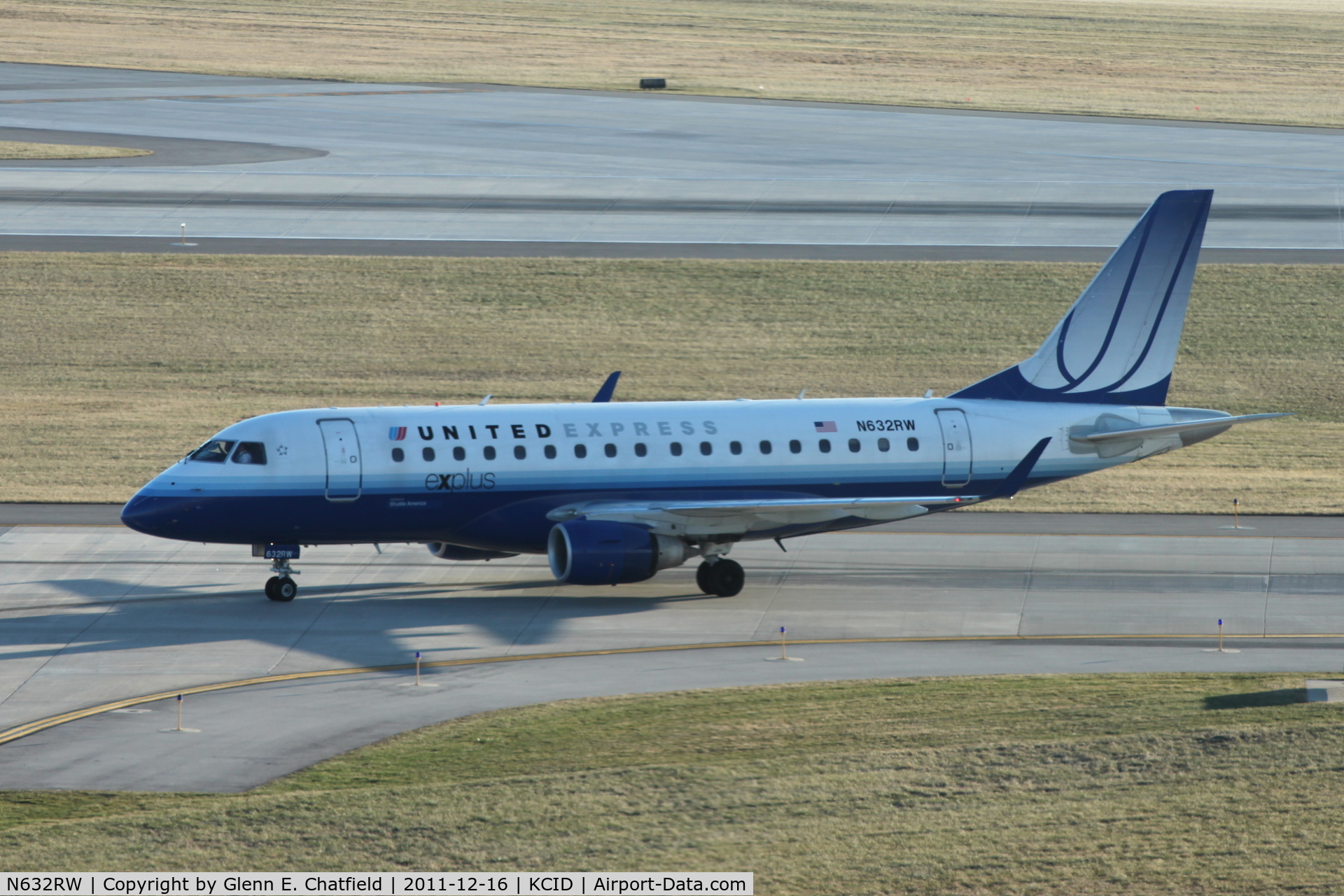 N632RW, 2004 Embraer 170SE (ERJ-170-100SE) C/N 17000050, Taxiing to the terminal