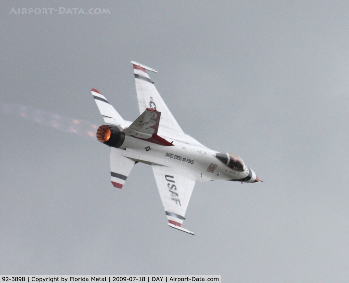 92-3898, General Dynamics F-16CJ Fighting Falcon C/N CC-140, Thunderbird high speed sneak pass