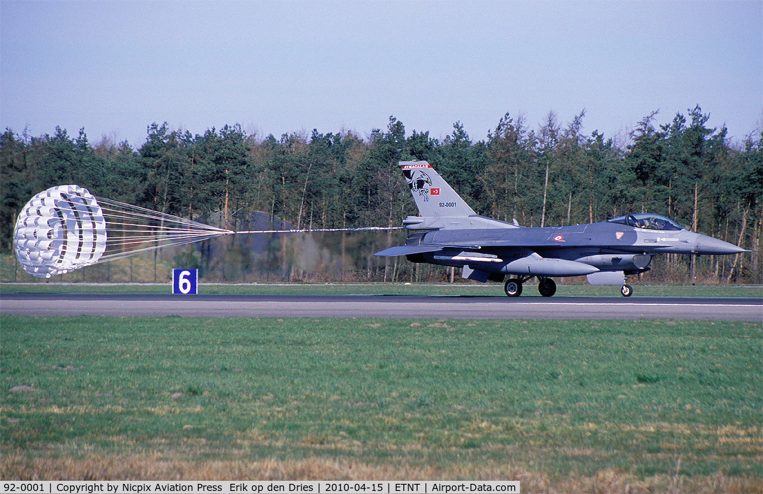 92-0001, TAI (Turkish Aerospace Industries) F-16C Fighting Falcon C/N 4R-102, Nice dragchute landing of this Turkish fighter!