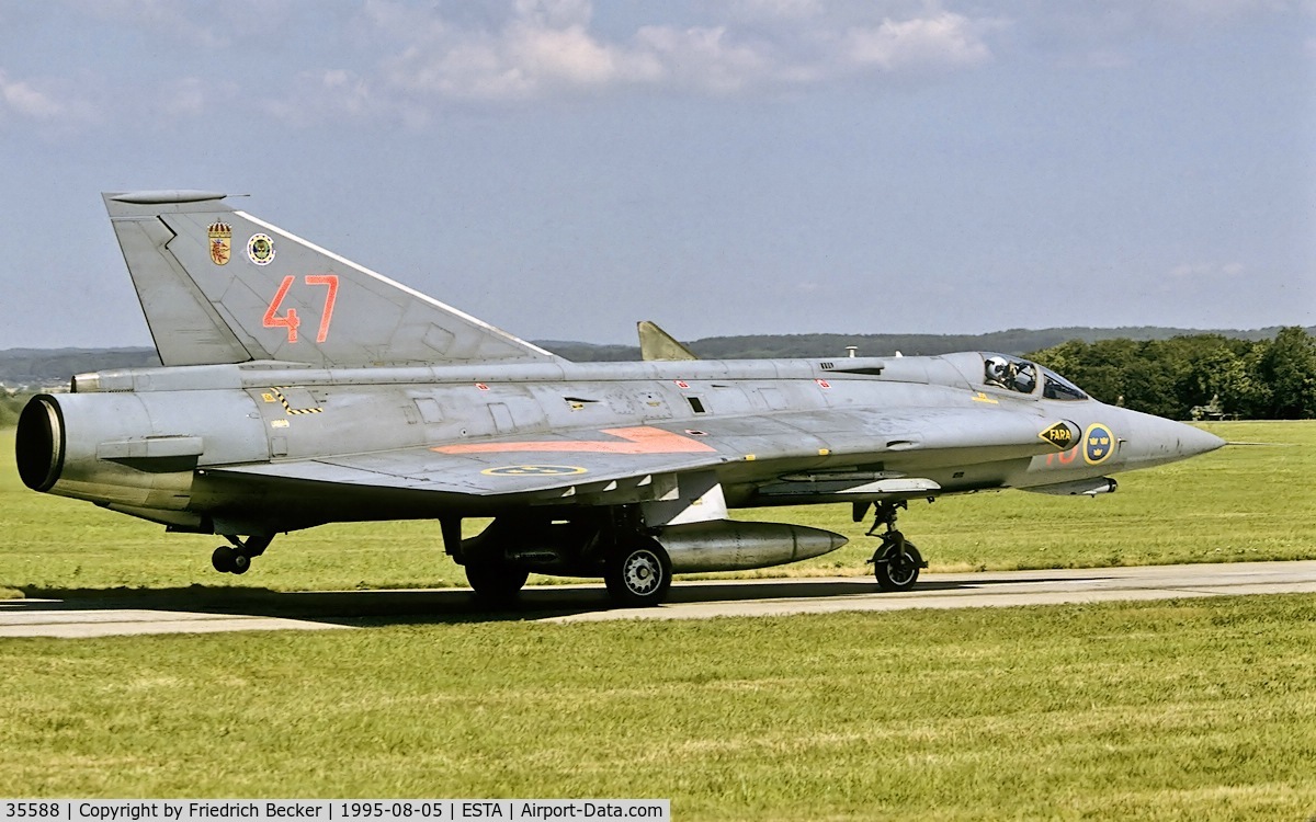 35588, Saab J-35J Draken C/N 35-588, taxying to the active