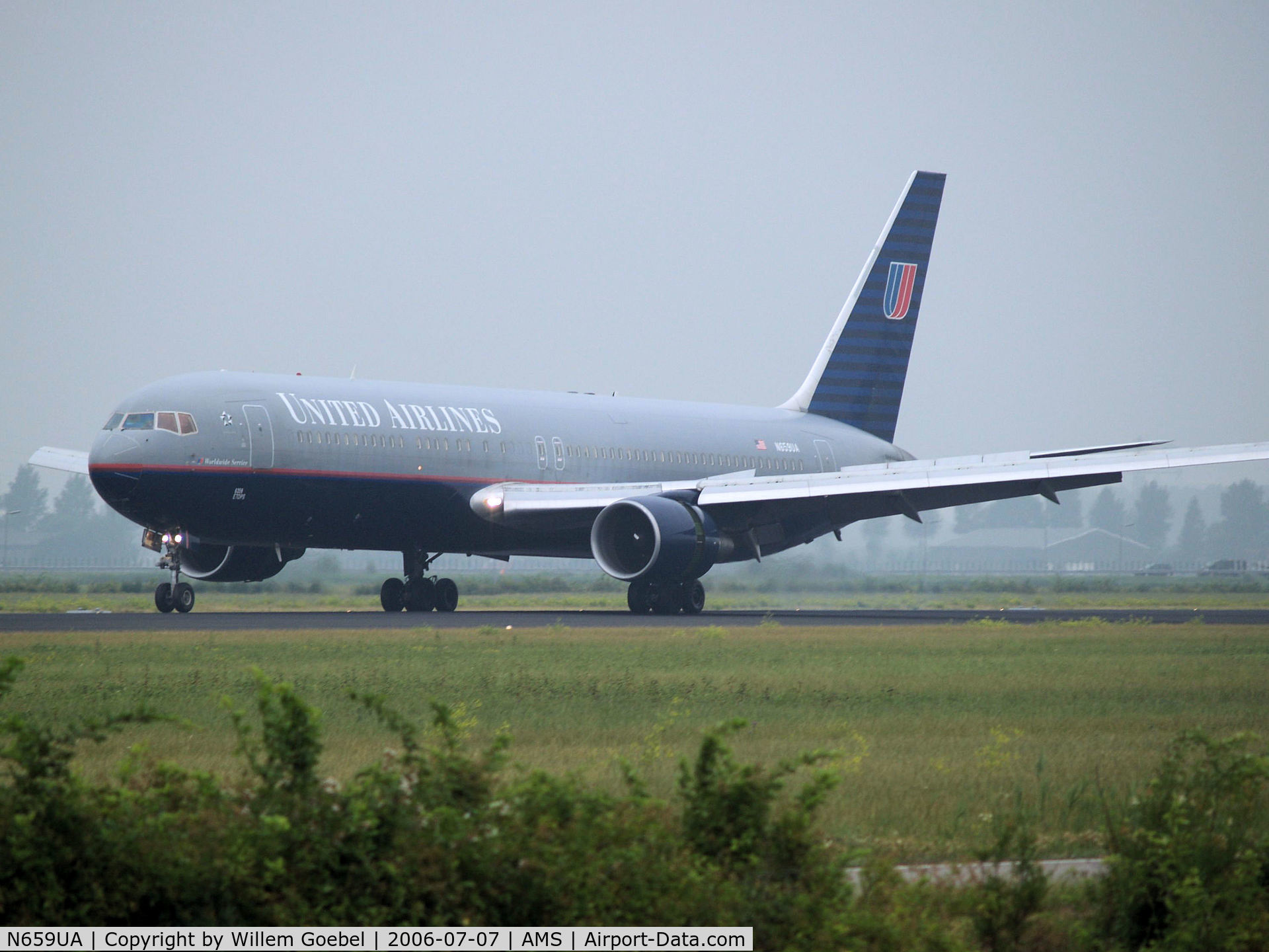 N659UA, 1993 Boeing 767-322 C/N 27114, Landing on runway R18 of Amsterdam Airport