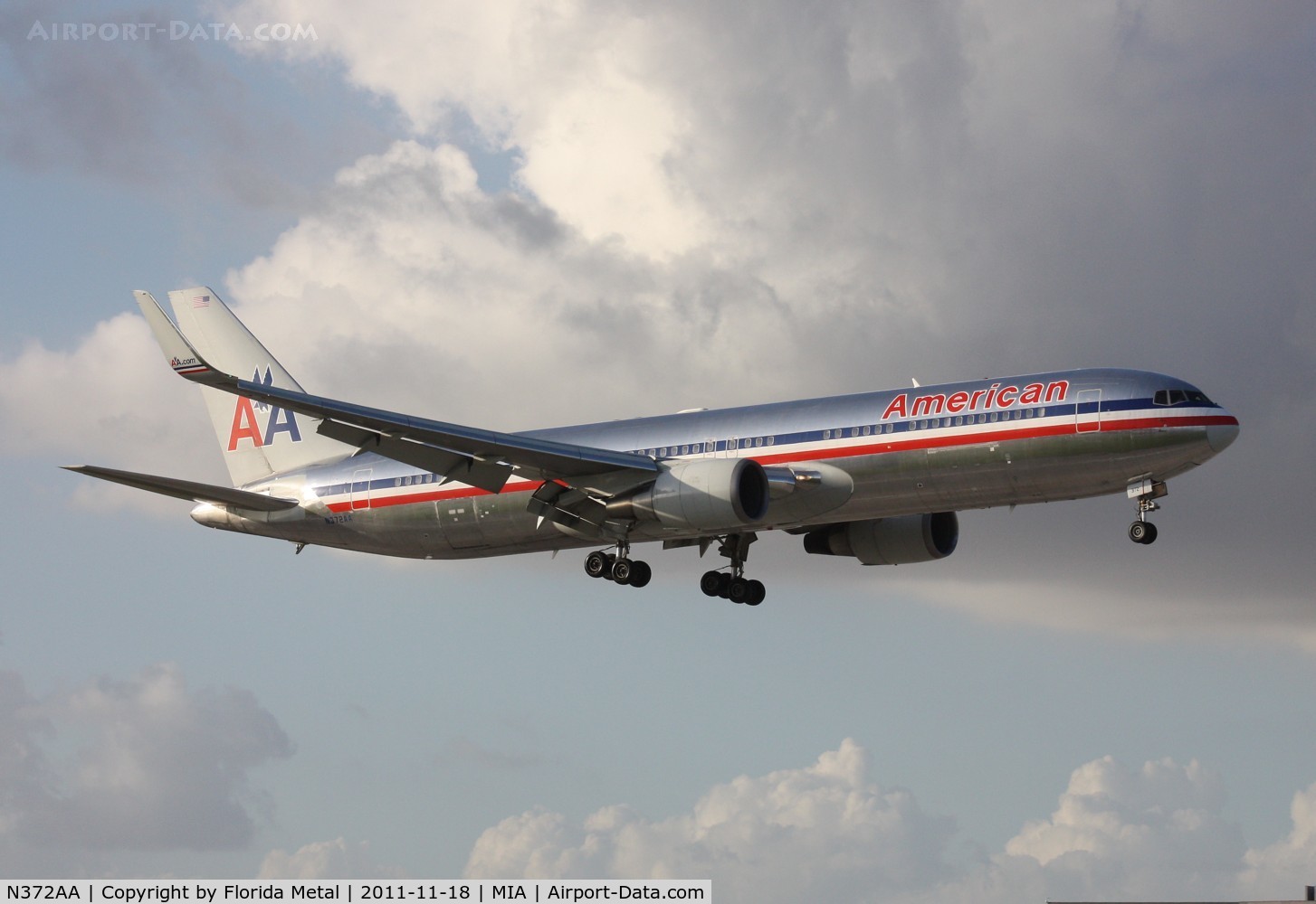 N372AA, 1992 Boeing 767-323 C/N 25199, American 767 landing Runway 9 near El Dorado