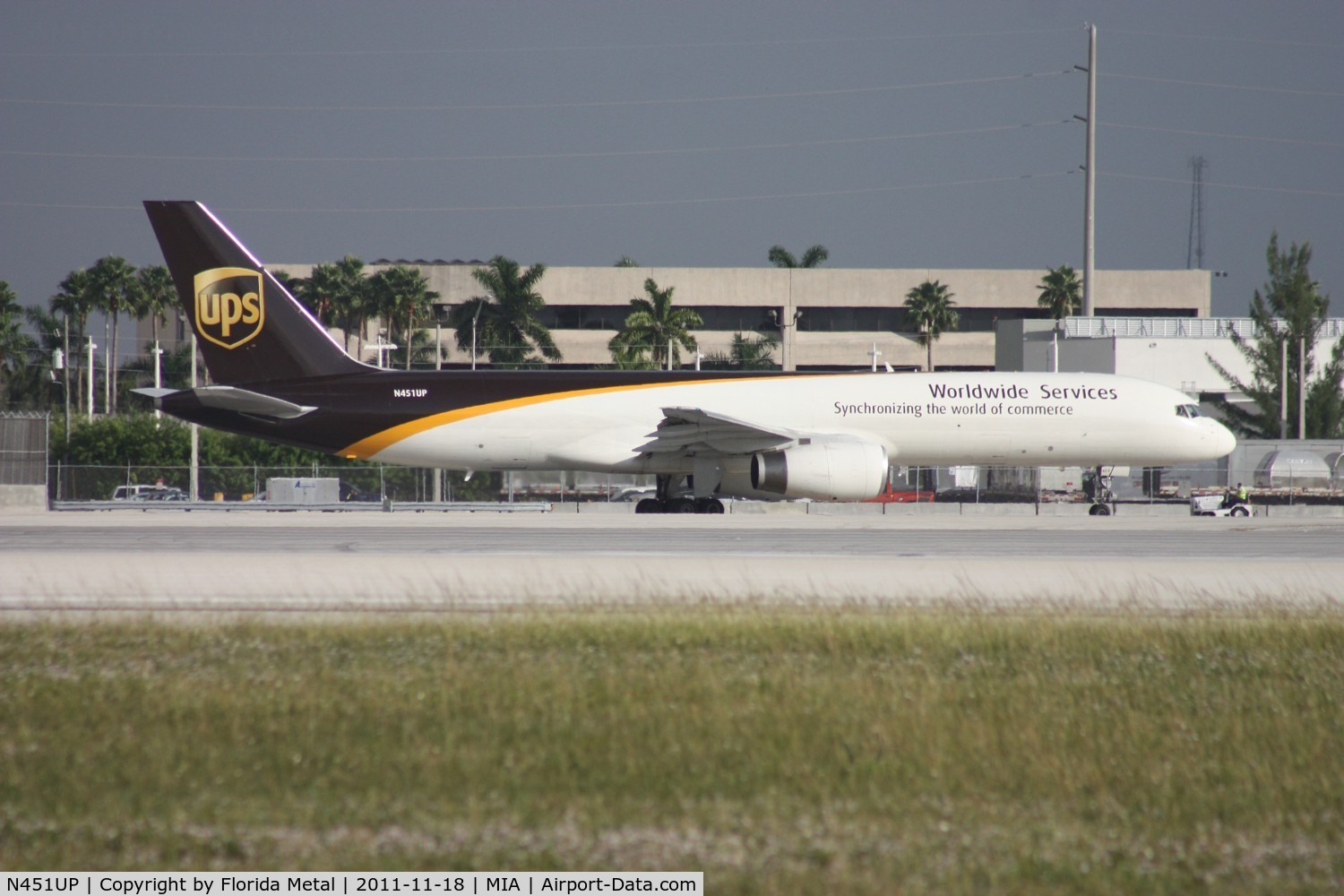 N451UP, 1995 Boeing 757-24APF C/N 27739, UPS 757 taxiing to depart on 26R, the first signs that the wind had shifted.