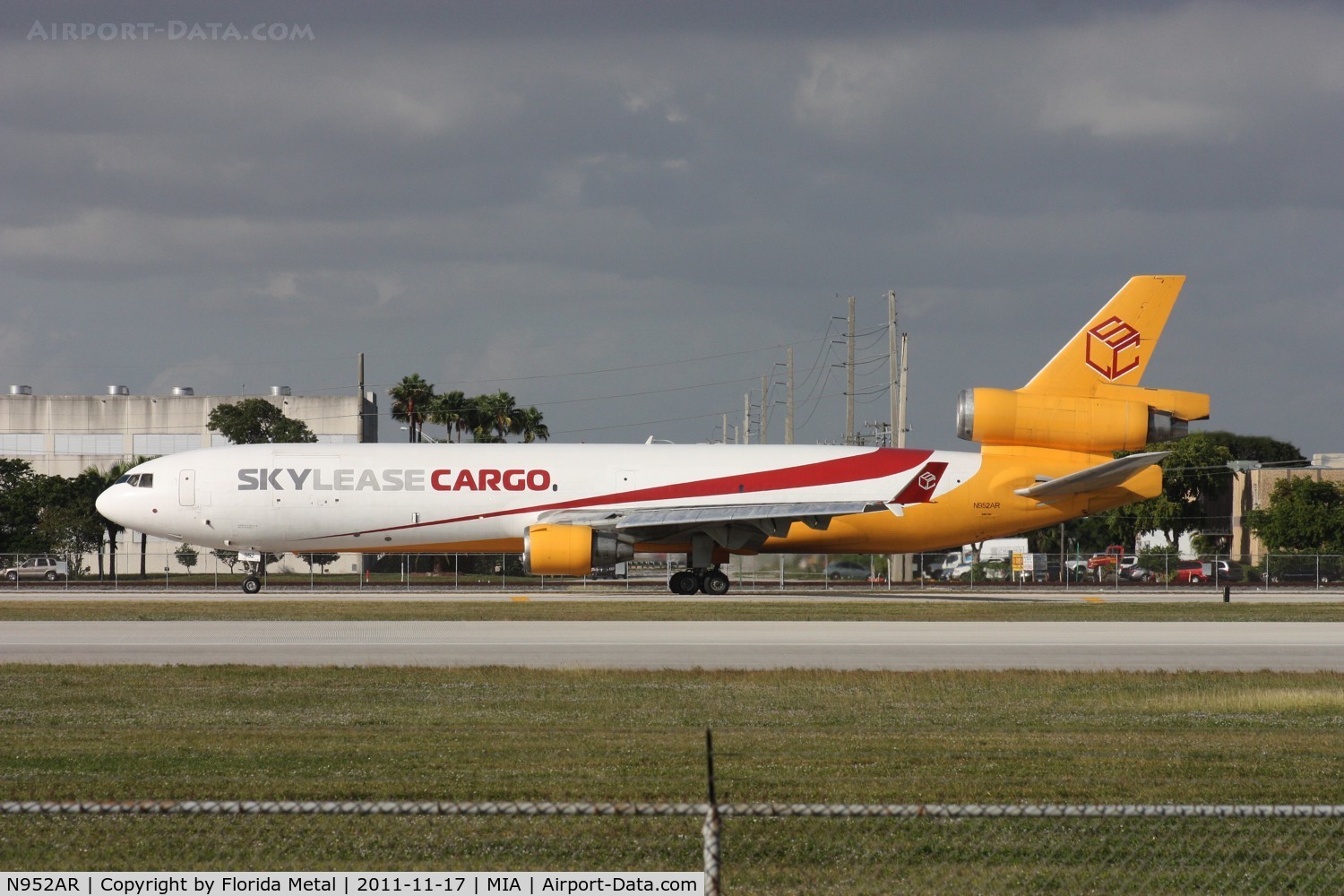 N952AR, 1992 McDonnell Douglas MD-11F C/N 48497, Sky Lease taxiing out to depart on 9